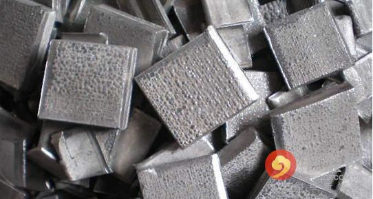 5月期鎳連續(xù)第三個月下跌，周四觸及去年6月來最低水準每噸8,810美元，今年迄今下跌12%，是跌幅最大的主要基本金屬。